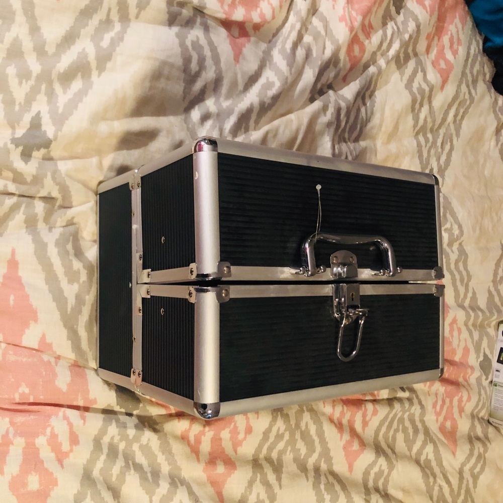 Makeup box/caboodle - Picture 2 of 3
